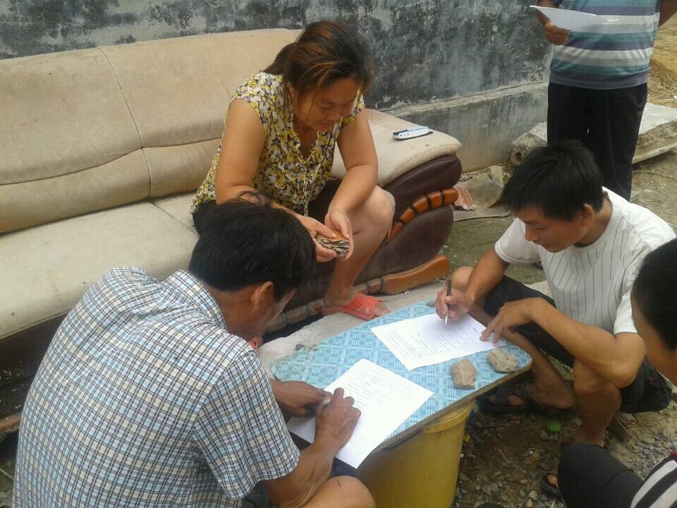 正值农闲,学生家长一起填写调研问卷