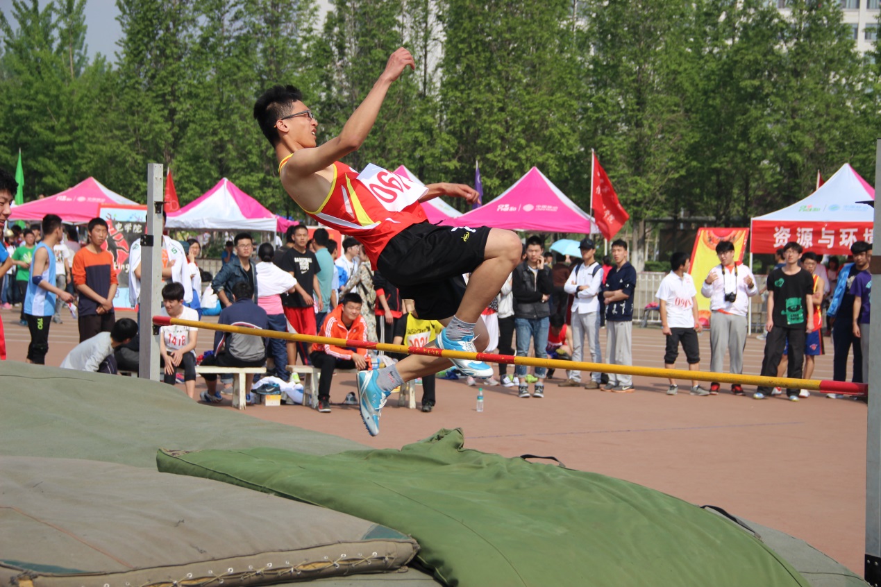 激情一跃 我院学生玄永伟在校运动会收获两项第一 激情一跃 我院学生玄永伟在校运动会收获两项第一
